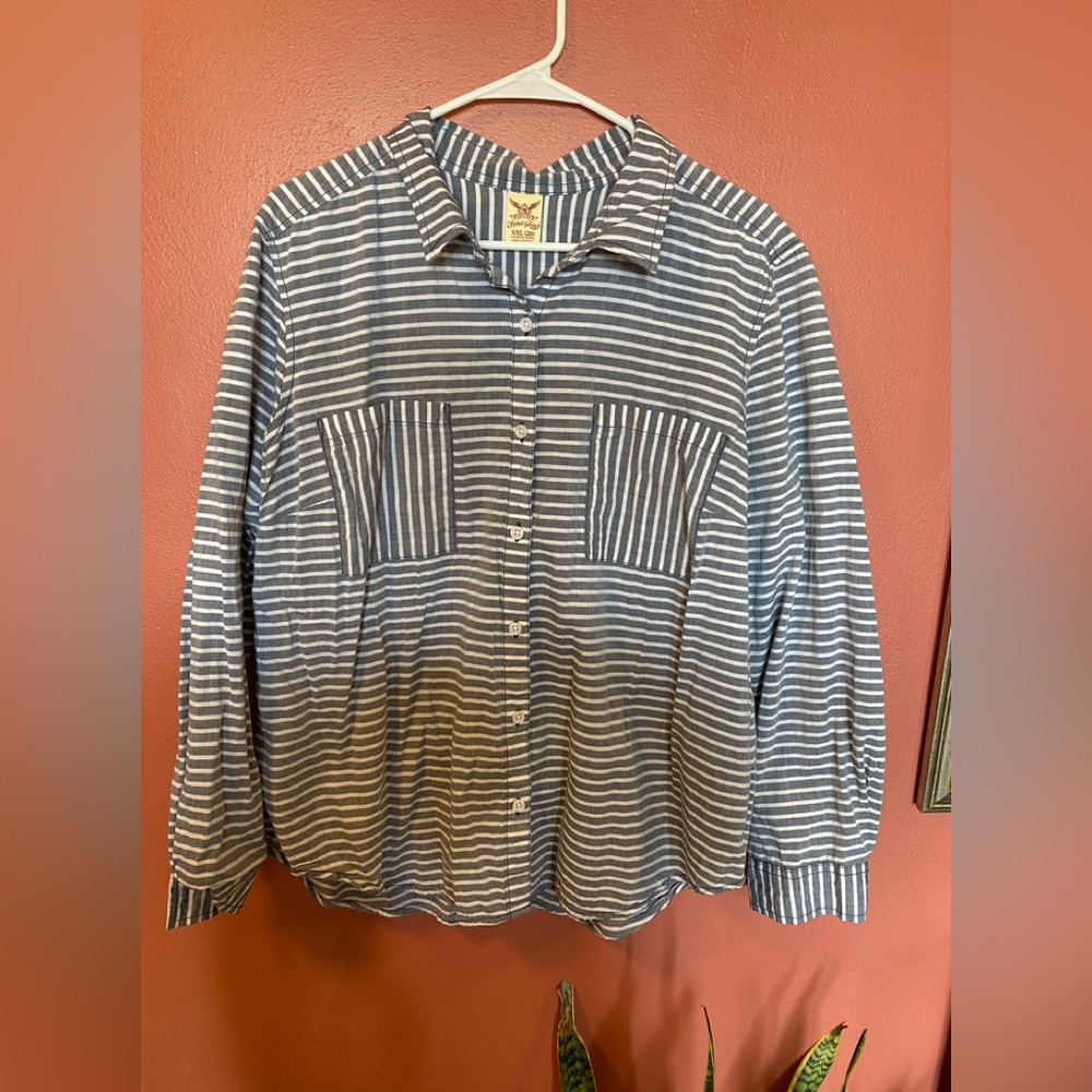 Women’s Button Down Long Sleeve Shirt. Like New.